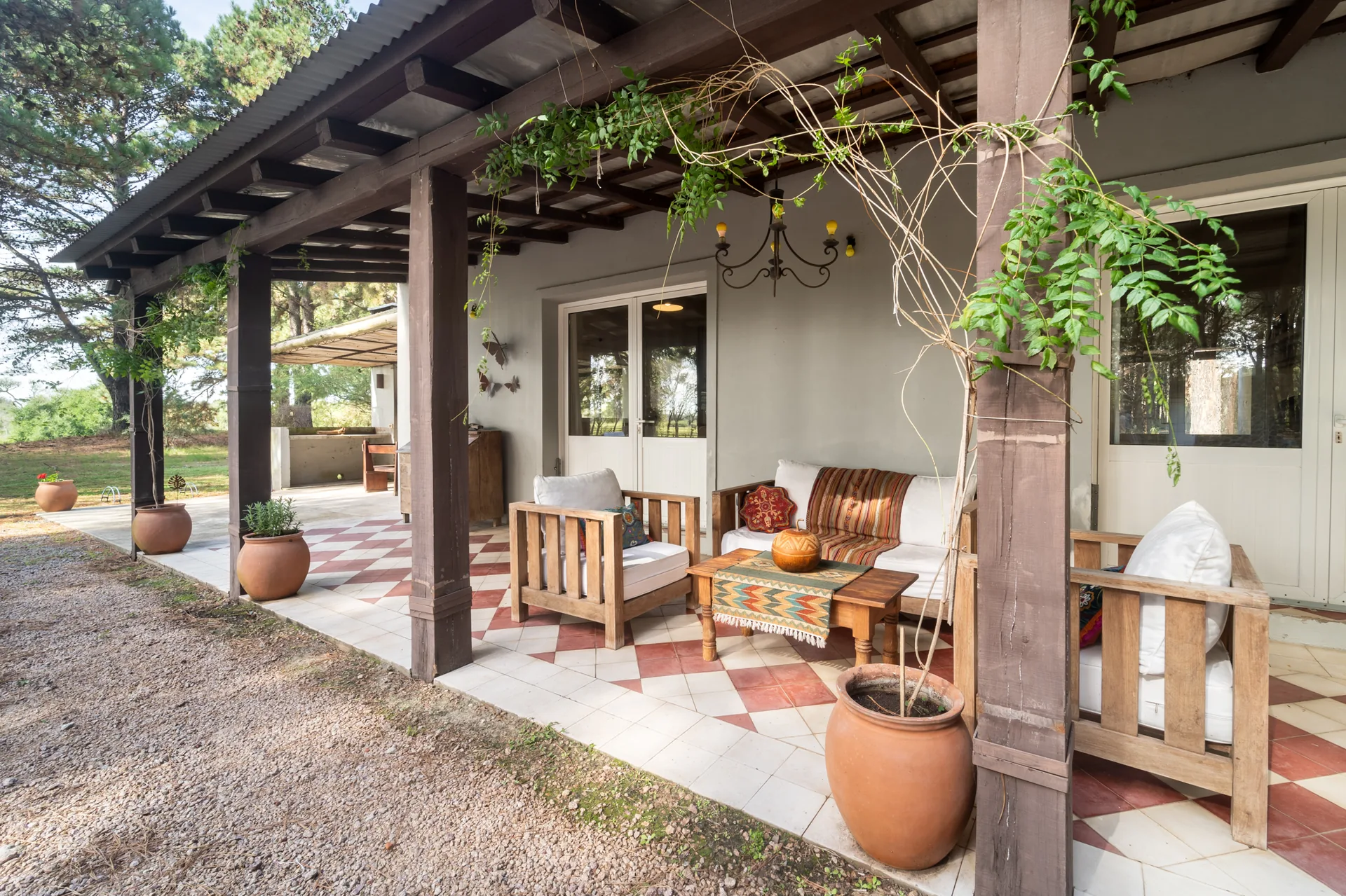 Galería exterior con muebles de jardín